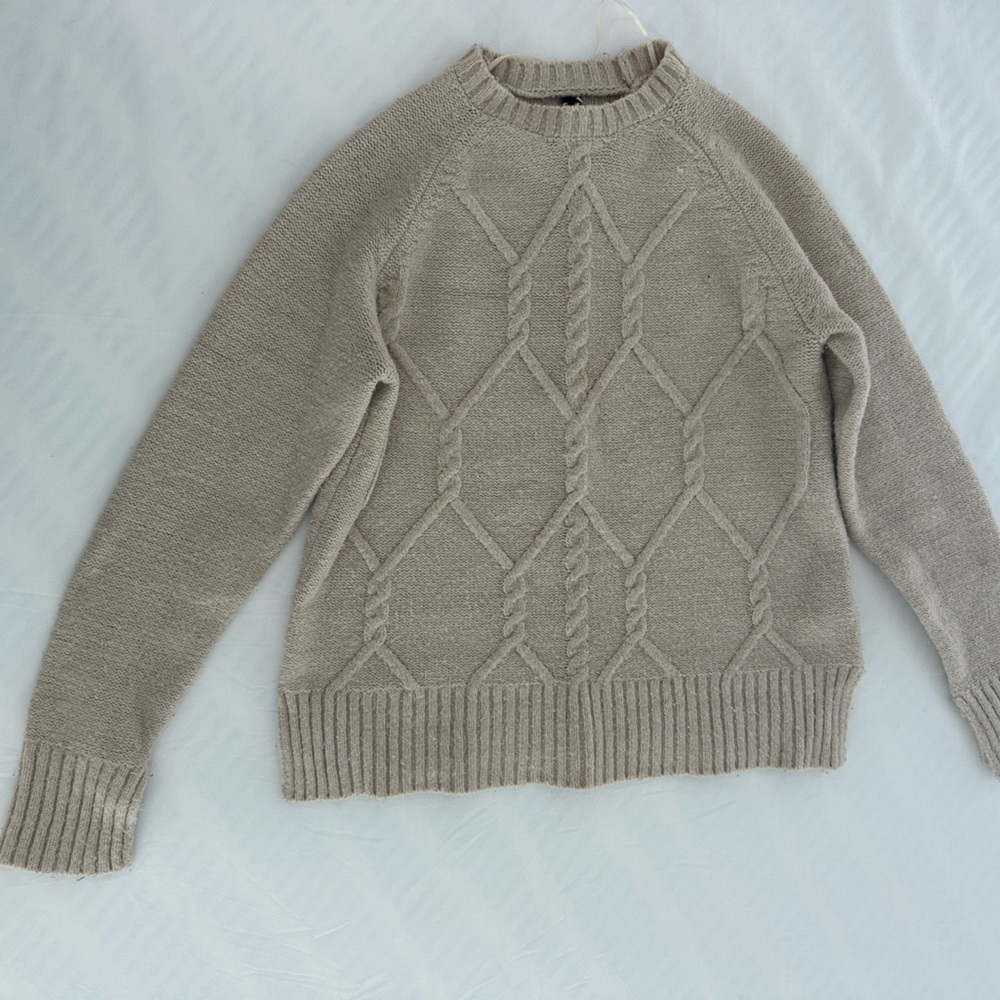 Cozy sweater perfect for the cold weather.